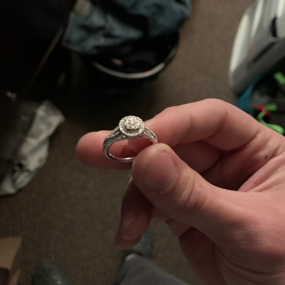 Engagement ring - Picture 4 of 4